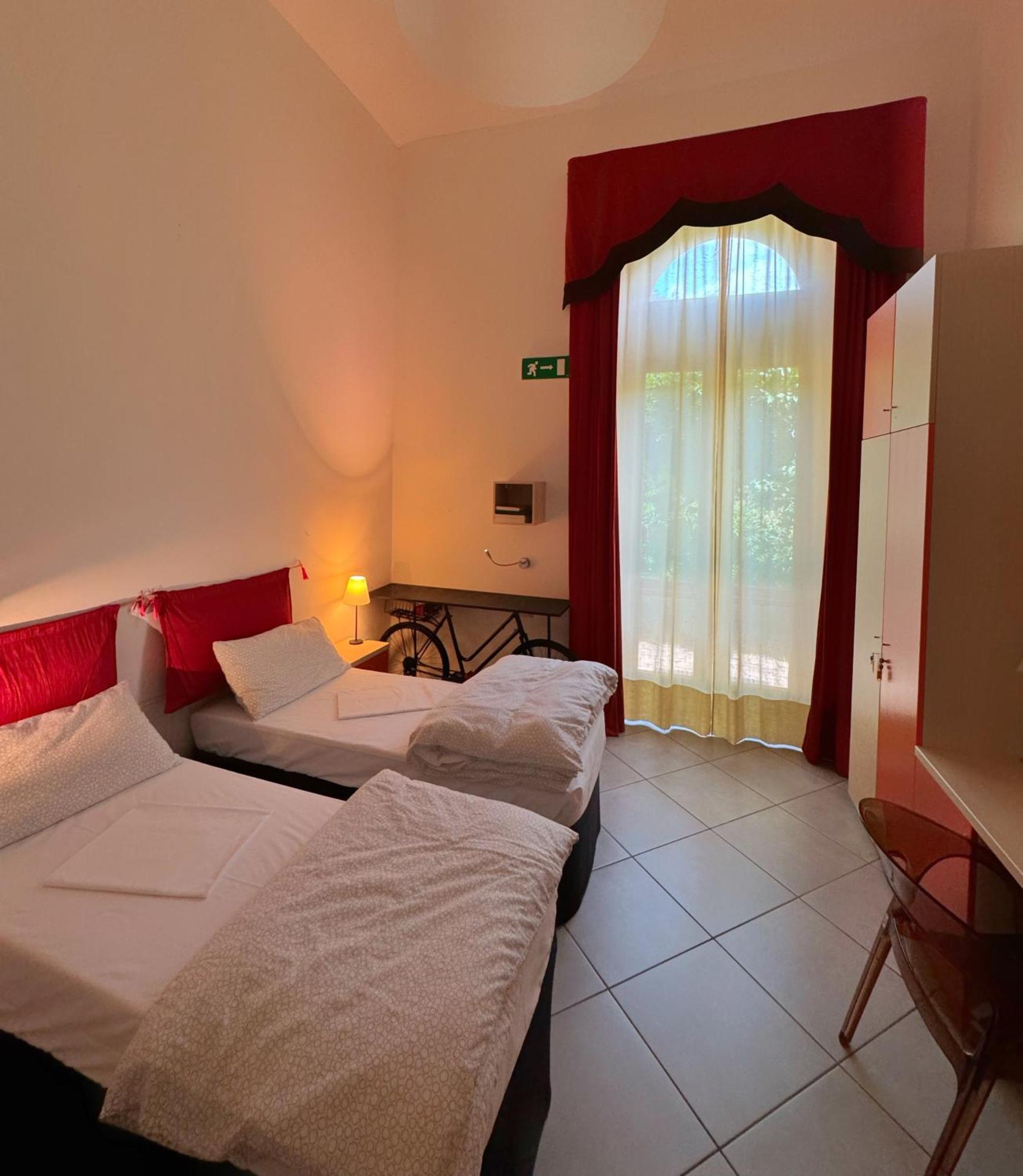 Auberge De La Gare - Dortoir & Ostello Hone ภายนอก รูปภาพ